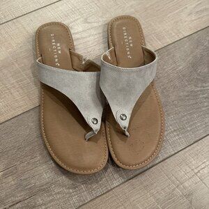 NEW DIRECTIONS WOMENS CREAMY GOLD SANDALS FLATS GANNIE SZ 8